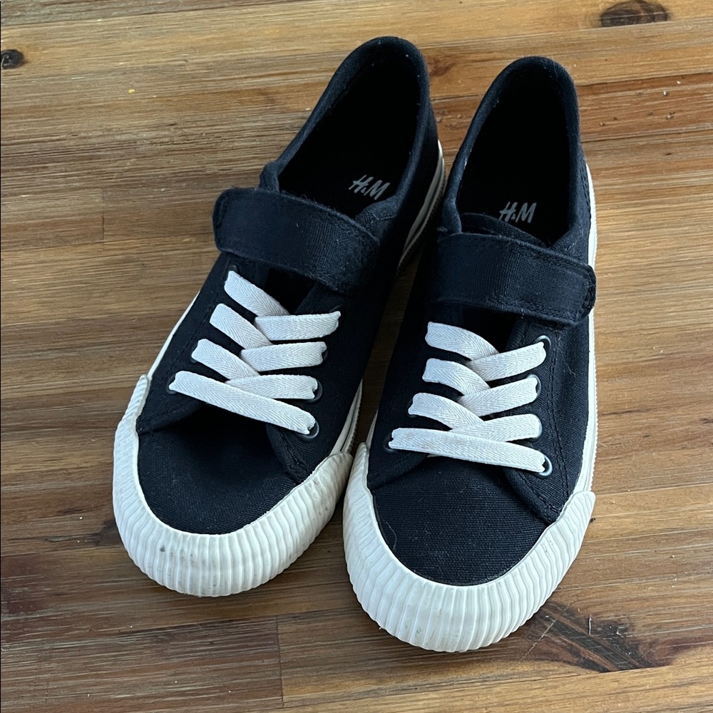 H&M Boys Canvas Sneakers in Black and White Size 13.5